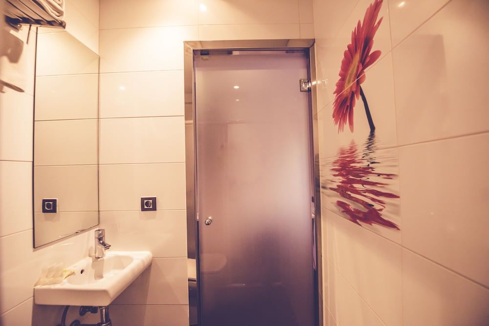 Hostal Prado Basic Twin Room, 2 Twin Beds, Private Bathroom 15