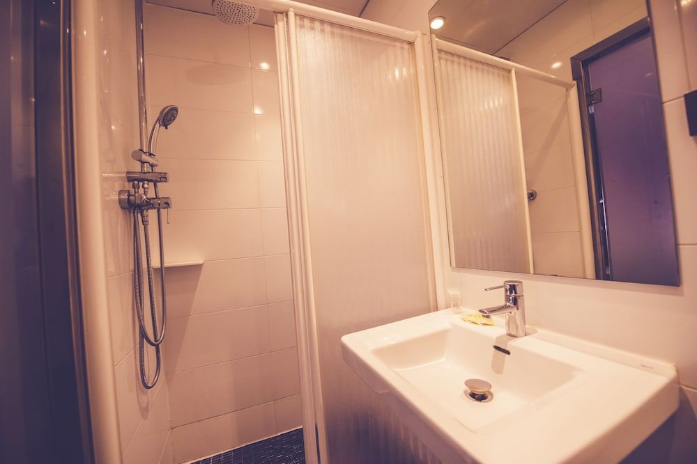 Hostal Prado Basic Twin Room, 2 Twin Beds, Private Bathroom 18