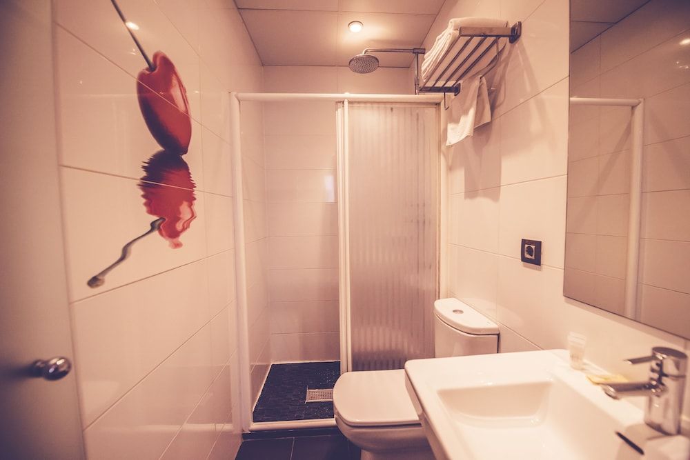 Hostal Prado Basic Twin Room, 2 Twin Beds, Private Bathroom 12