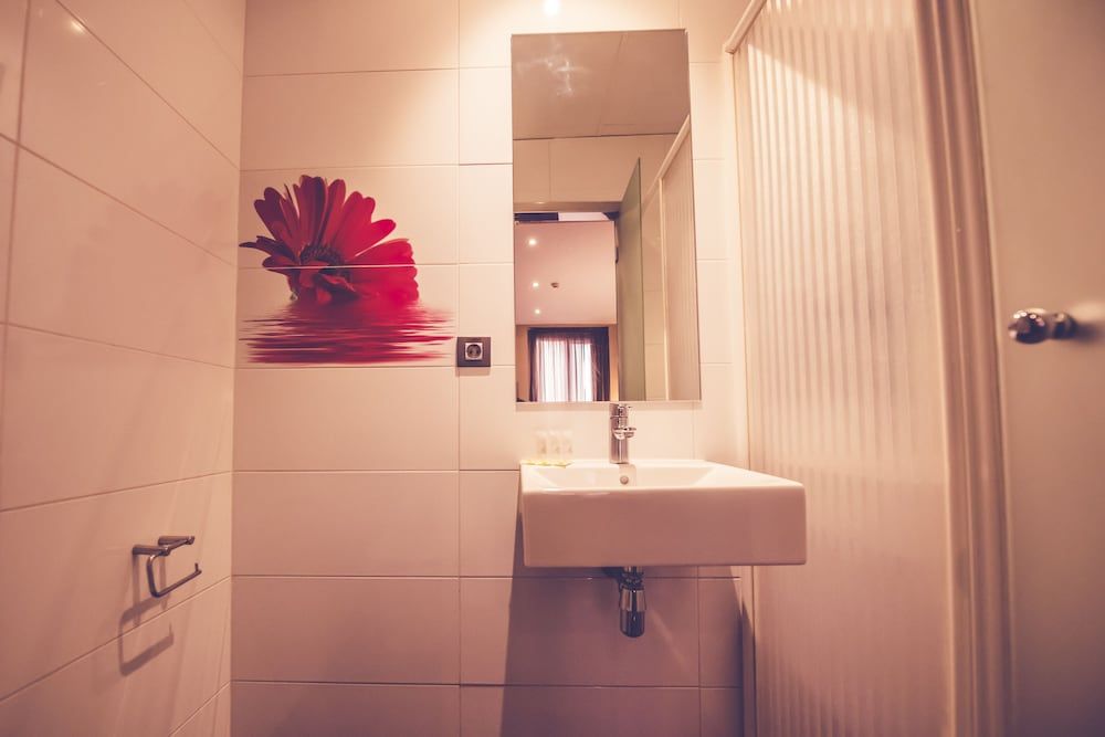 Hostal Prado Basic Twin Room, 2 Twin Beds, Private Bathroom 16