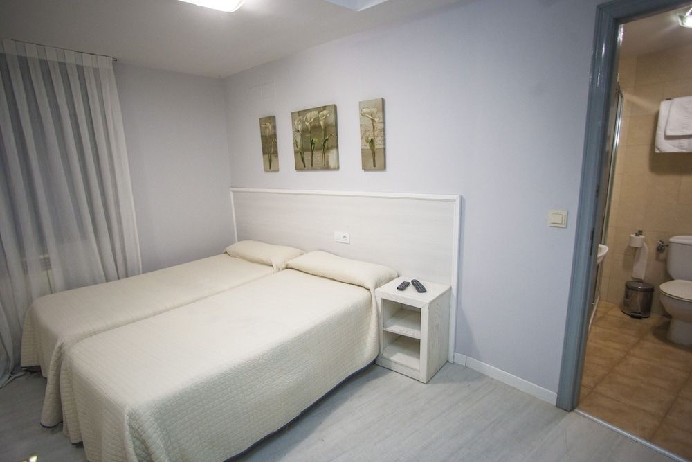 Hostal Santa Barbara Triple Room 5