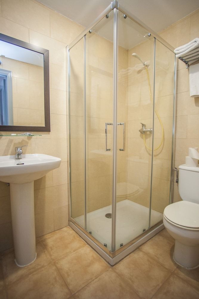 Hostal Santa Barbara Triple Room 10