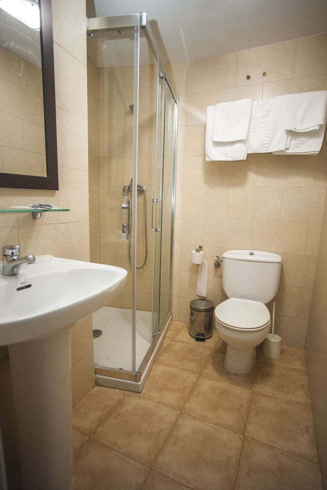 Hostal Santa Barbara Triple Room 12