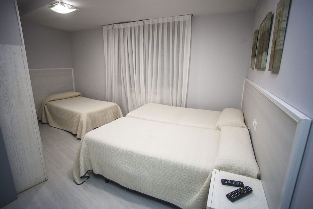 Hostal Santa Barbara Triple Room 2