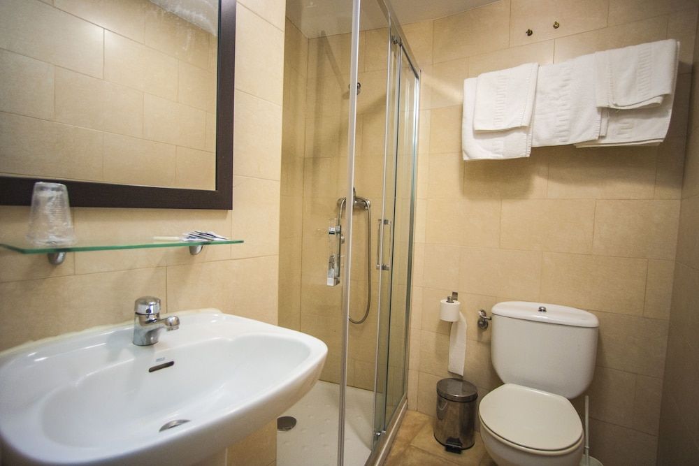 Hostal Santa Barbara Triple Room 11