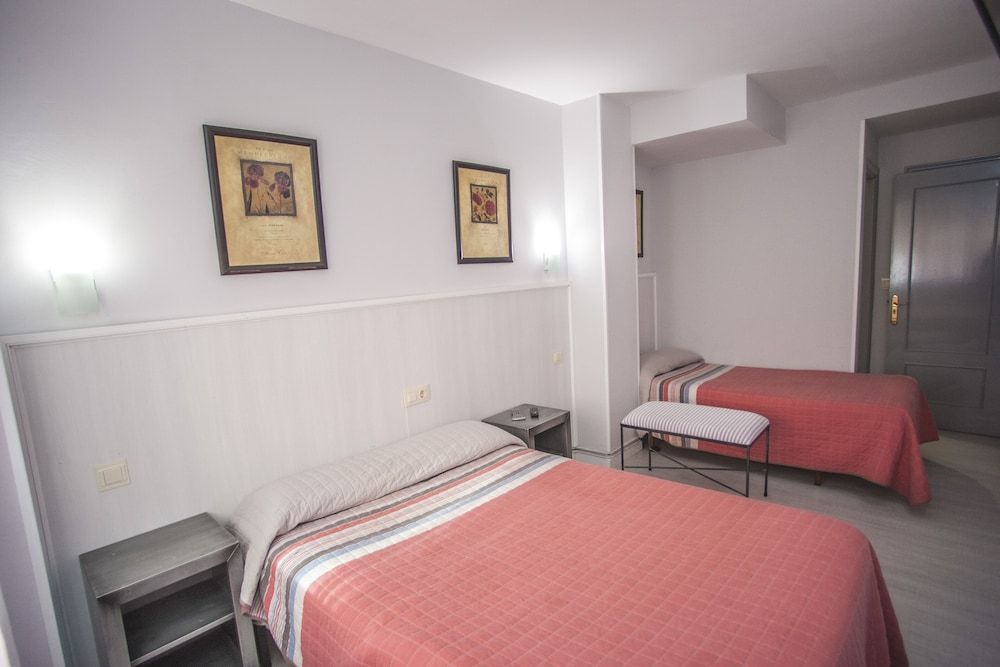 Hostal Santa Barbara Triple Room 6