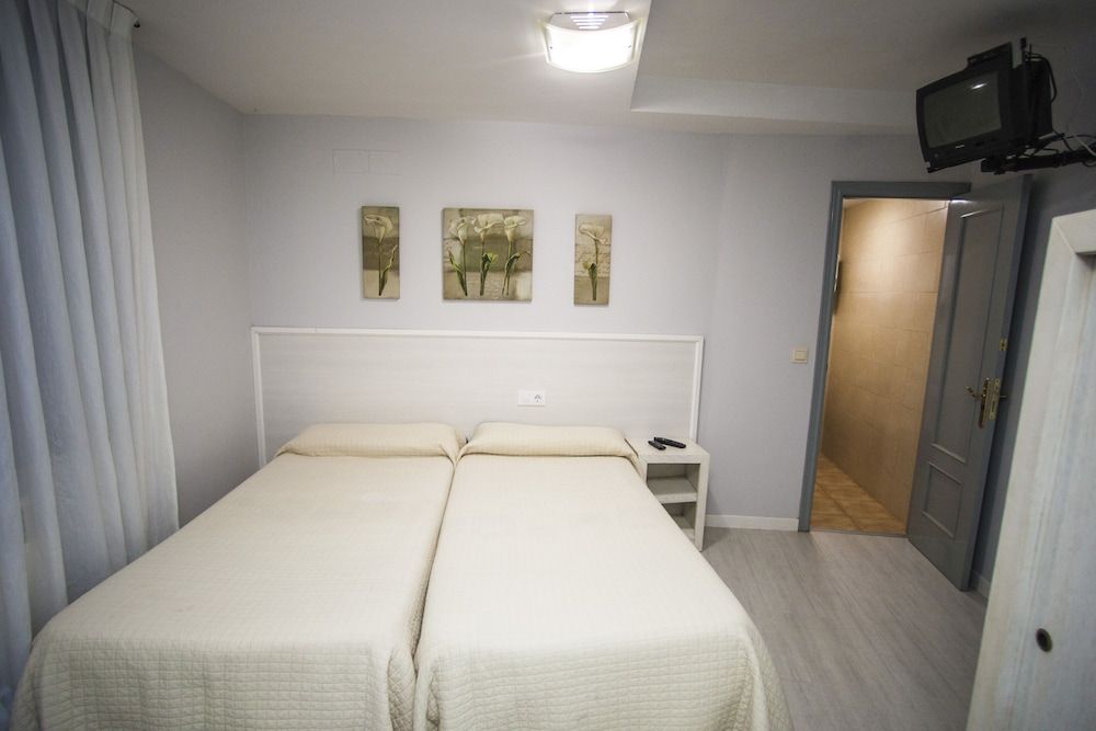 Hostal Santa Barbara Triple Room 4