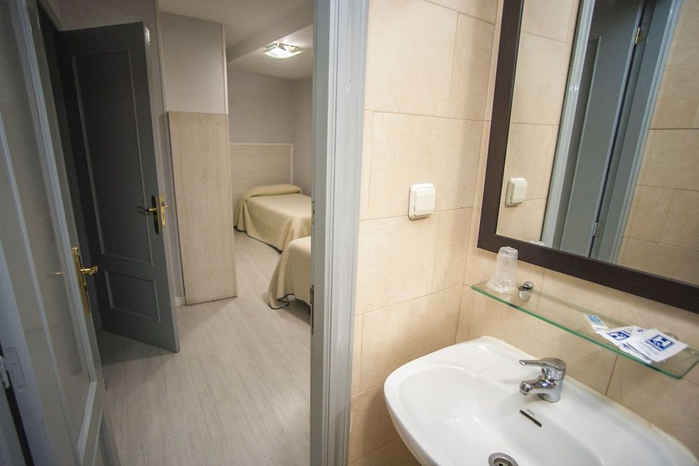 Hostal Santa Barbara Triple Room 9