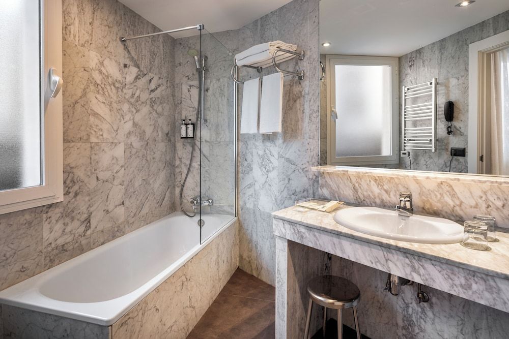 Catalonia Giralda Hotel Double or Twin Room 7