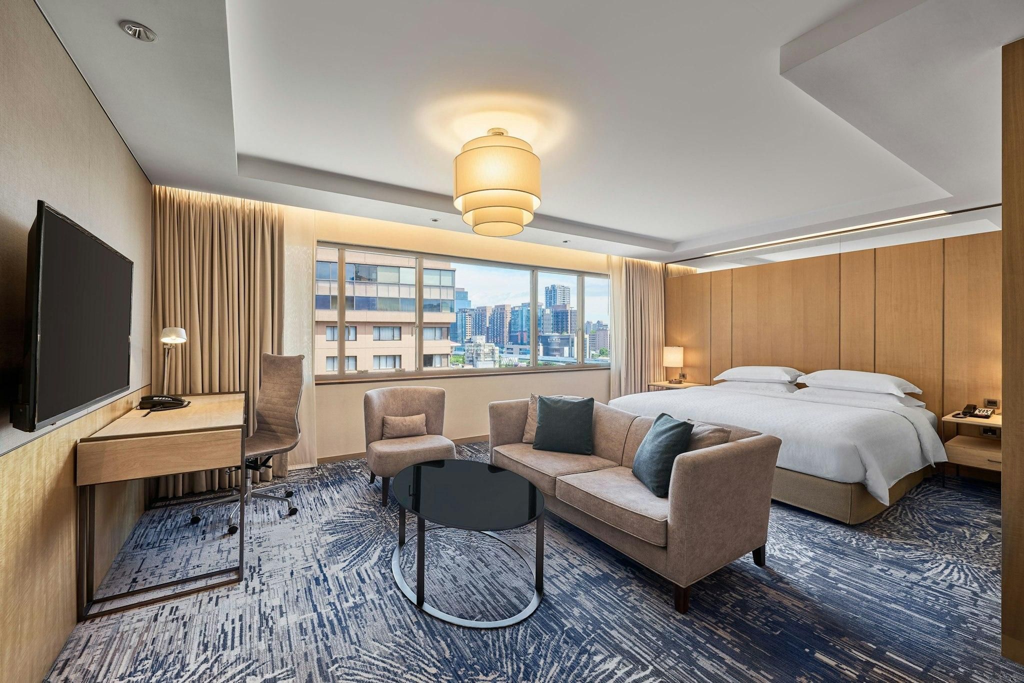 Executive Director King, Executive lounge access, Larger Guest room, 1 King, High floor