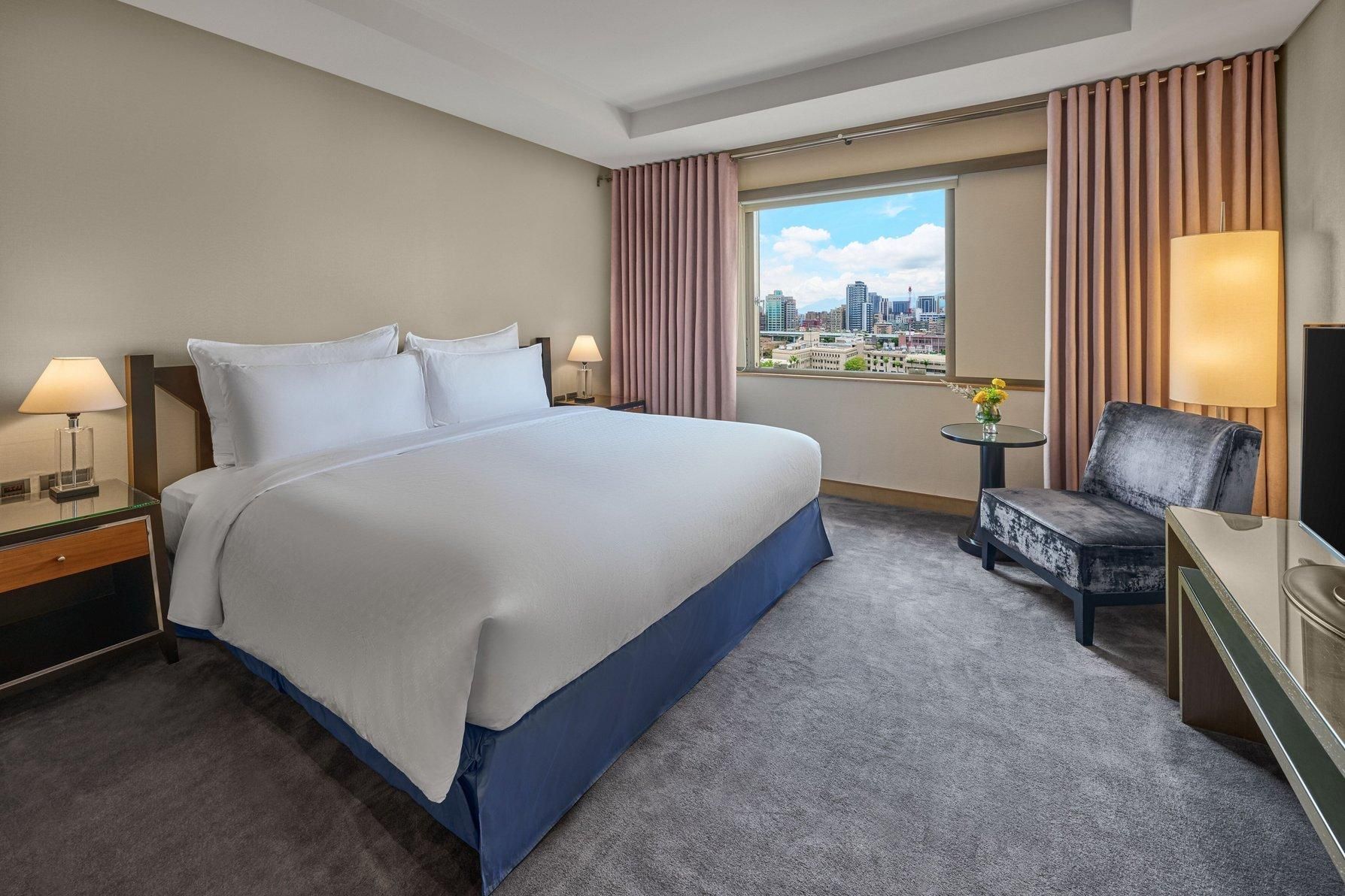 Ambassador Suite, Executive lounge access, 1 King