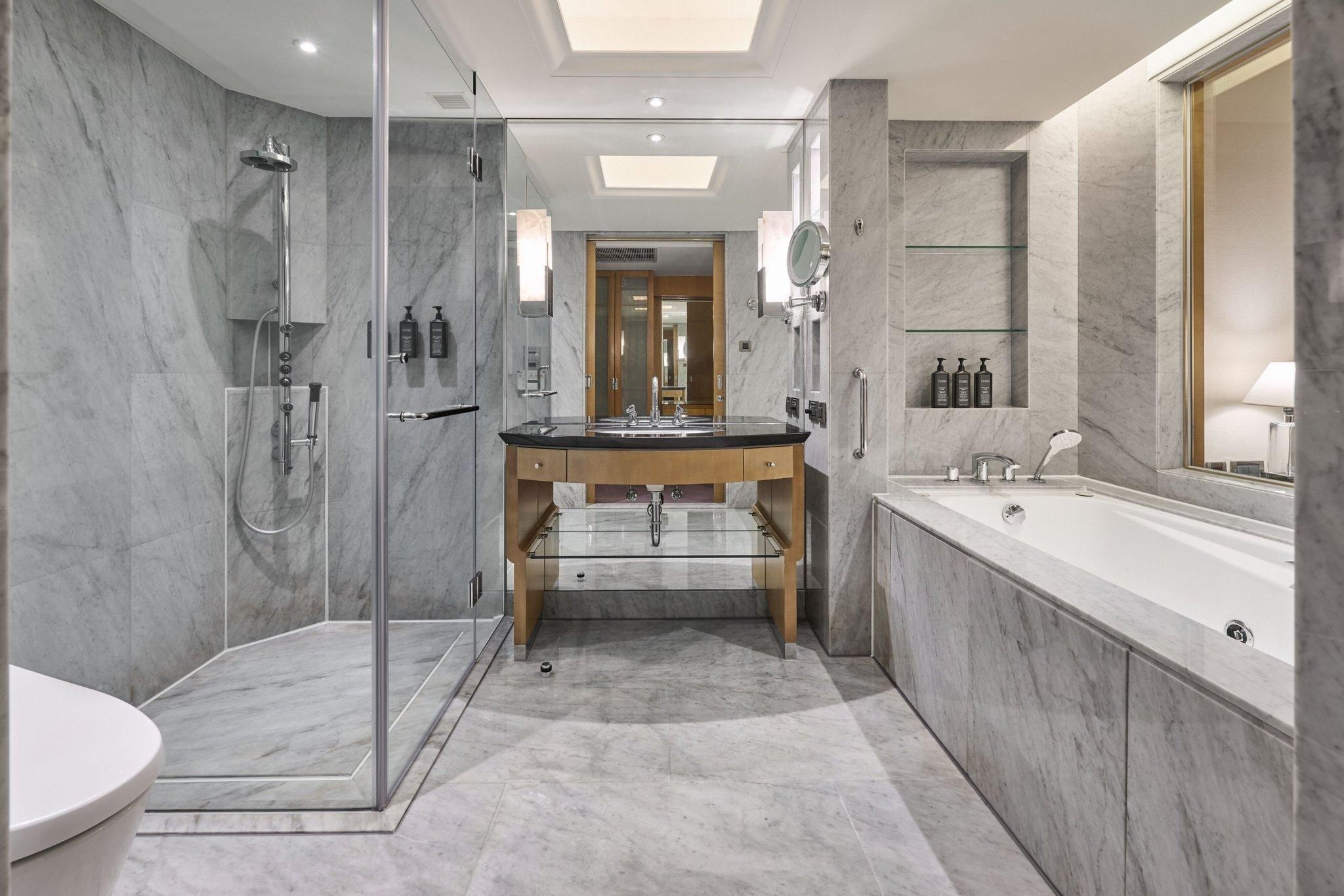 Ambassador Suite, Executive lounge access, 1 King