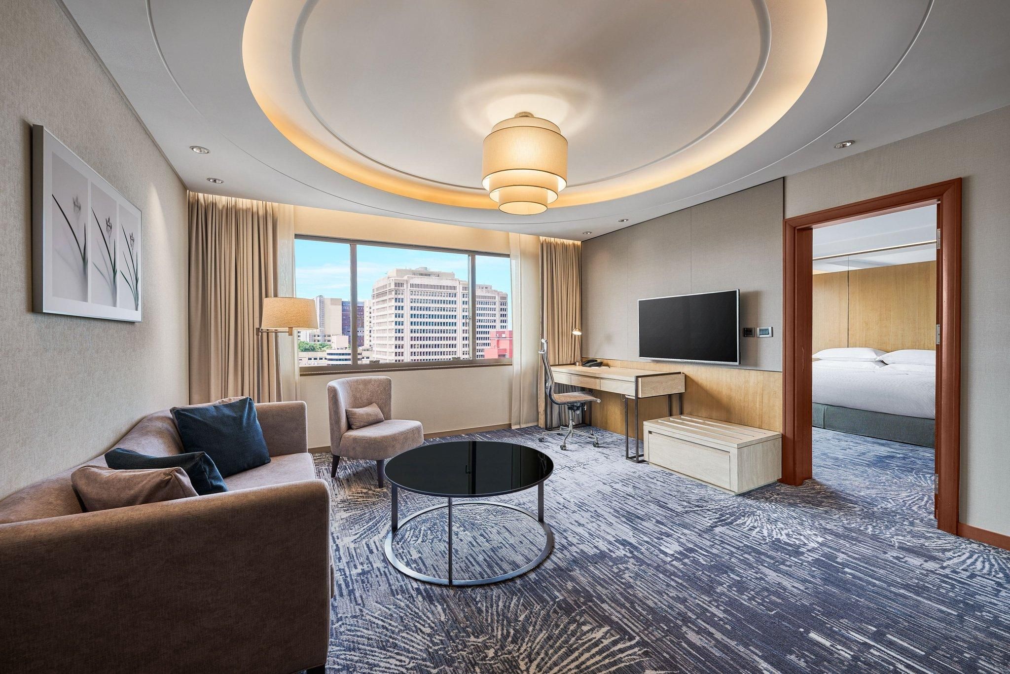 Executive Diplomatic Suit, Executive lounge access, 1 Bedroom Larger Suite, 1 King, High floor