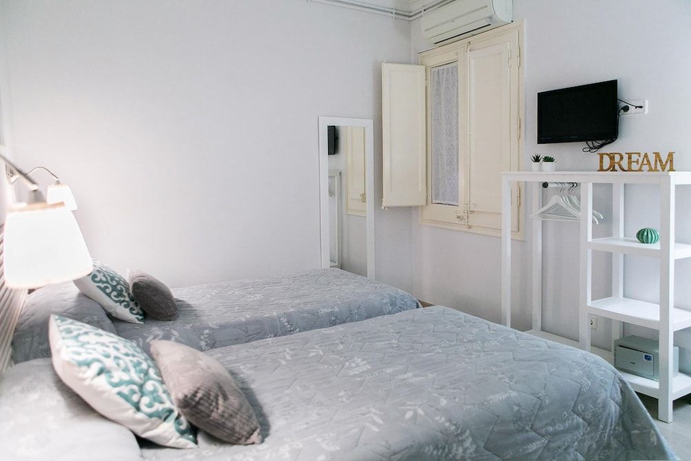 Blanc Guesthouse Double Room, Shared Bathroom (Interior - 2 Beds) 2