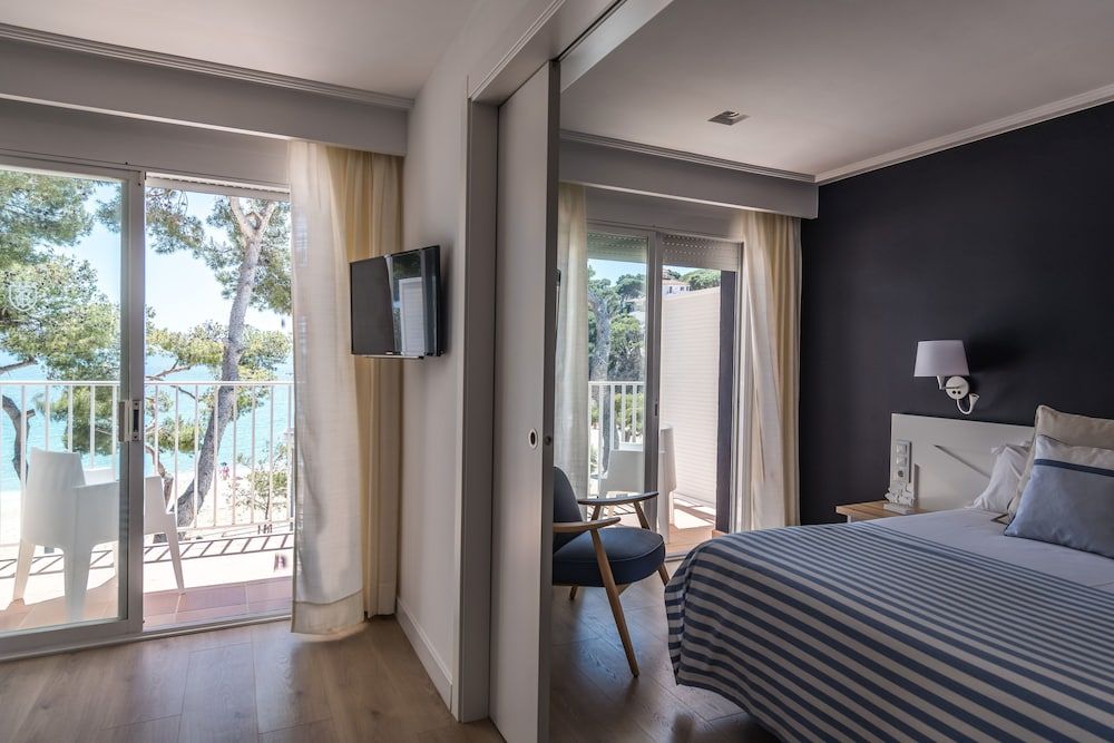 Junior Suite, 1 Queen Bed with Sofa bed, Balcony, Sea Facing