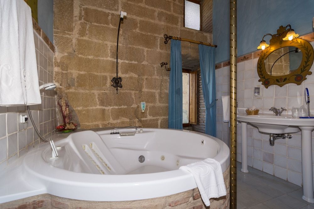 Hospedería Señorío de Casalarreina Superior Double Room (King size con Jacuzzi) 9