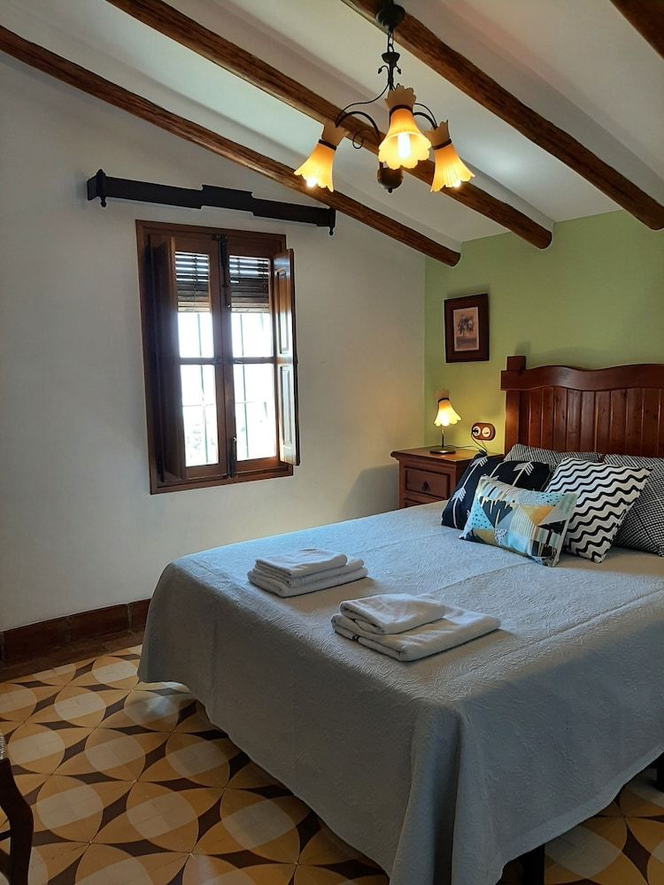 Family House, 2 Bedrooms, Pool View, Mountainside (La Buhardilla)