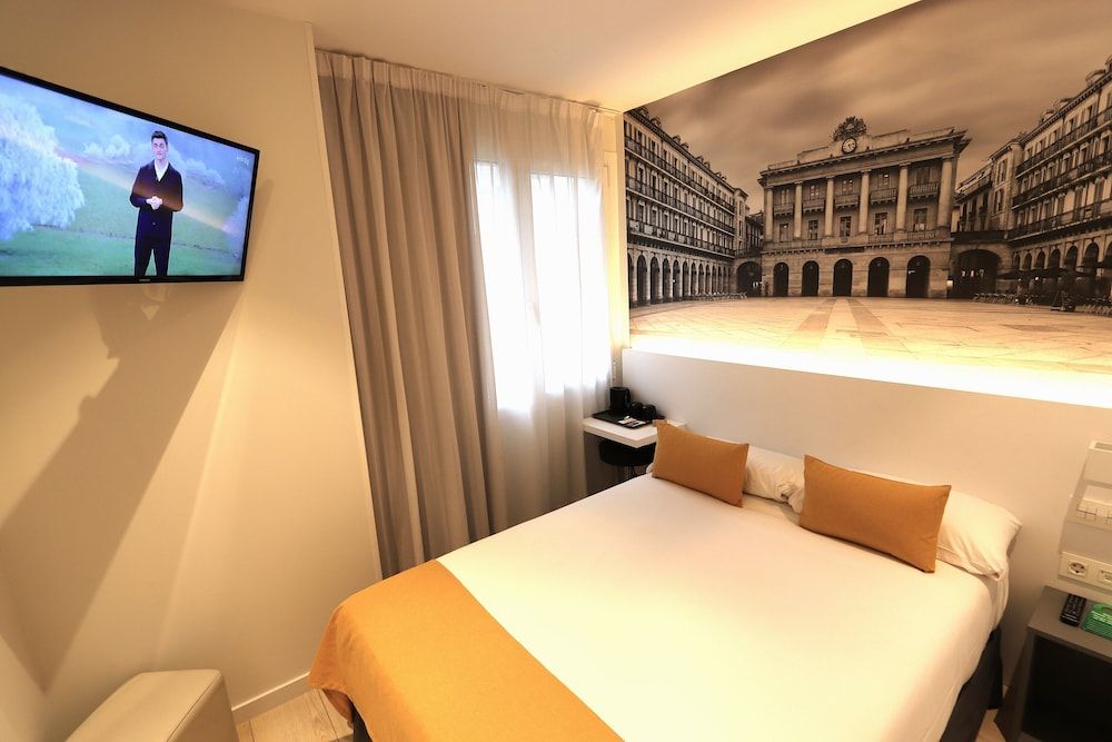 Pensión Txingurri Junior Double Room, City View 3