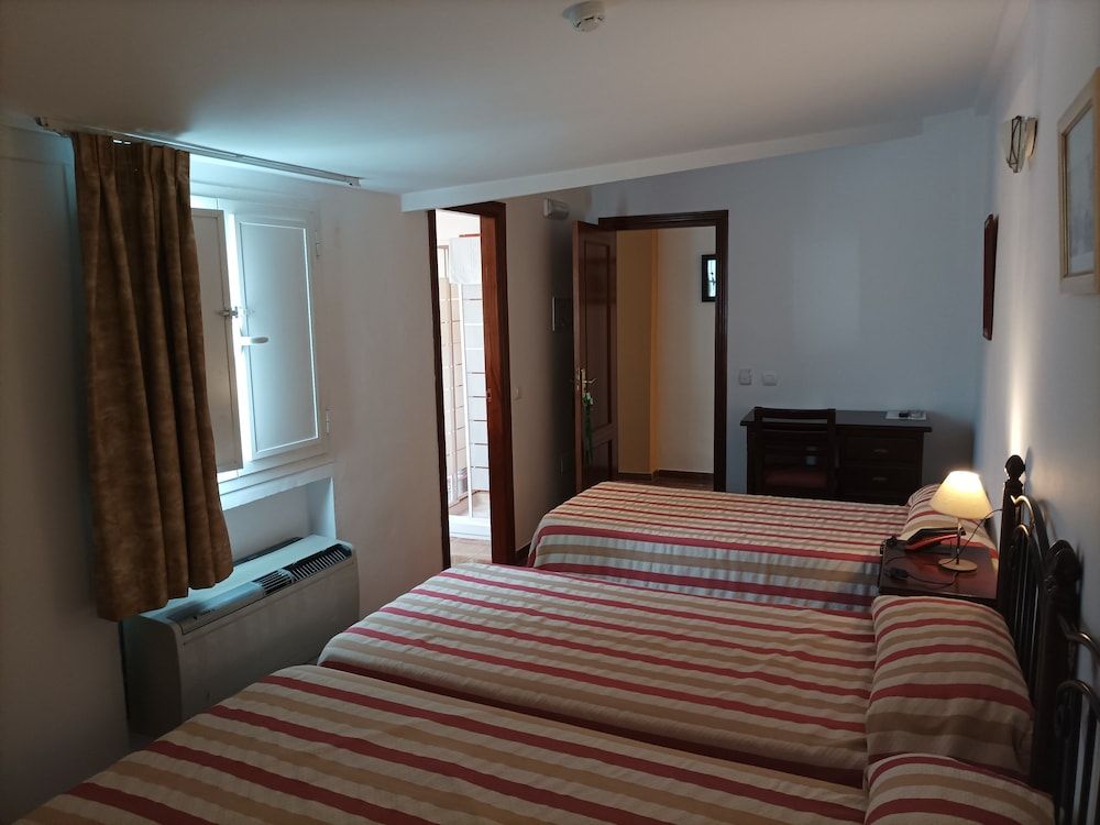 Hostal San Cayetano Triple Room, 3 Twin Beds, Courtyard View (Extra bed)