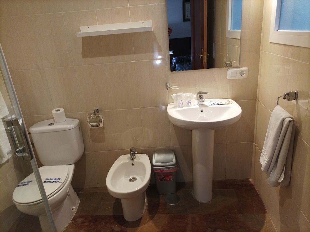 Hostal San Cayetano Triple Room, 3 Twin Beds, Courtyard View (Extra bed) 3