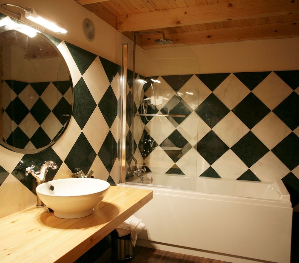 Hotel Balneario La Hermida Triple Room 4