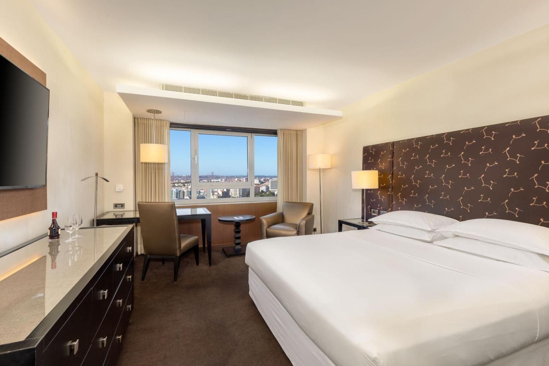 Premium Deluxe, Guest room, 1 Queen, City view, High floor