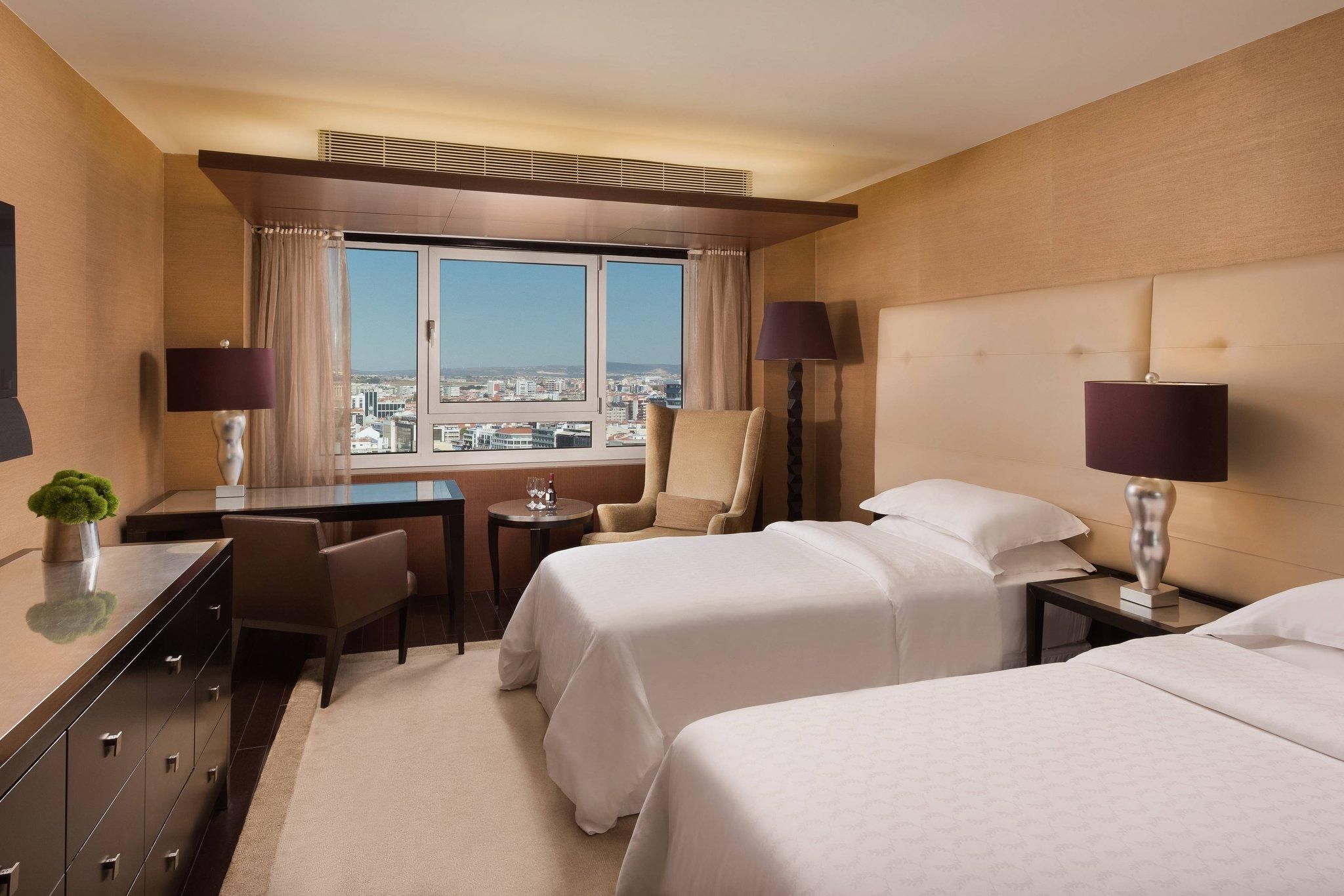 Club, Club lounge access, Guest room, 2 Twin, High floor, Pool access