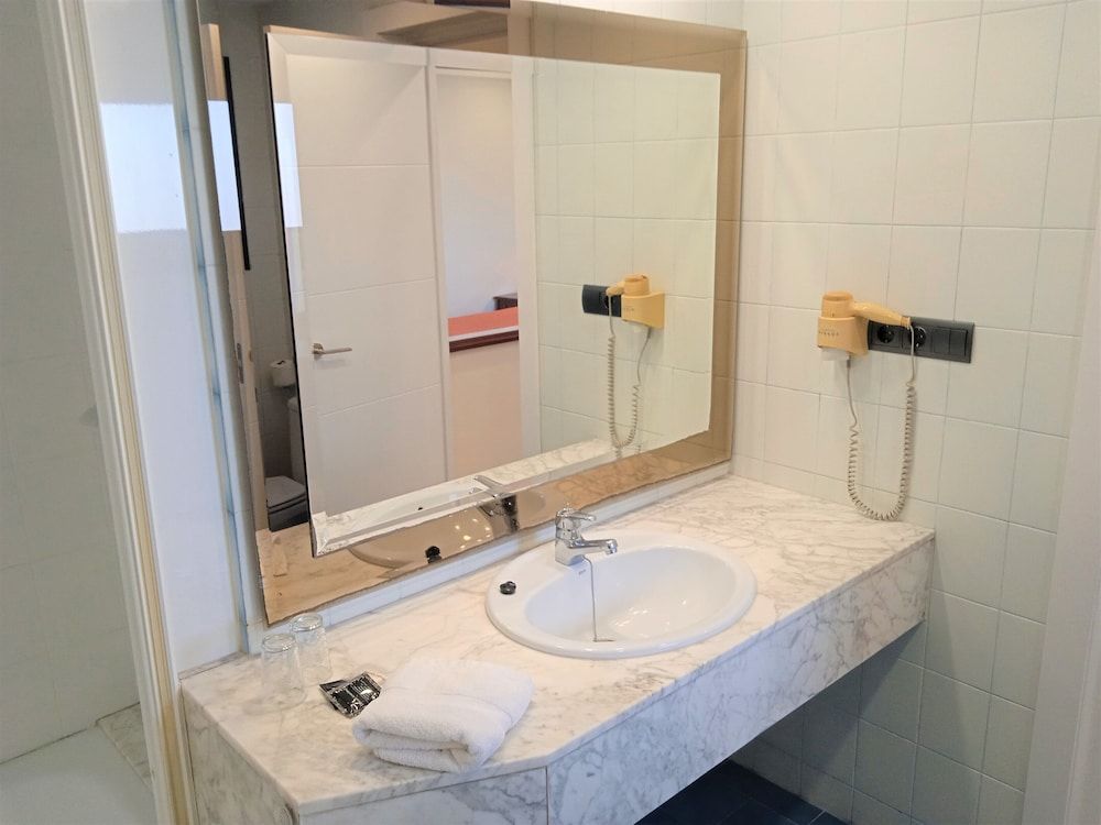 Hotel 153 Basic Double or Twin Room 4