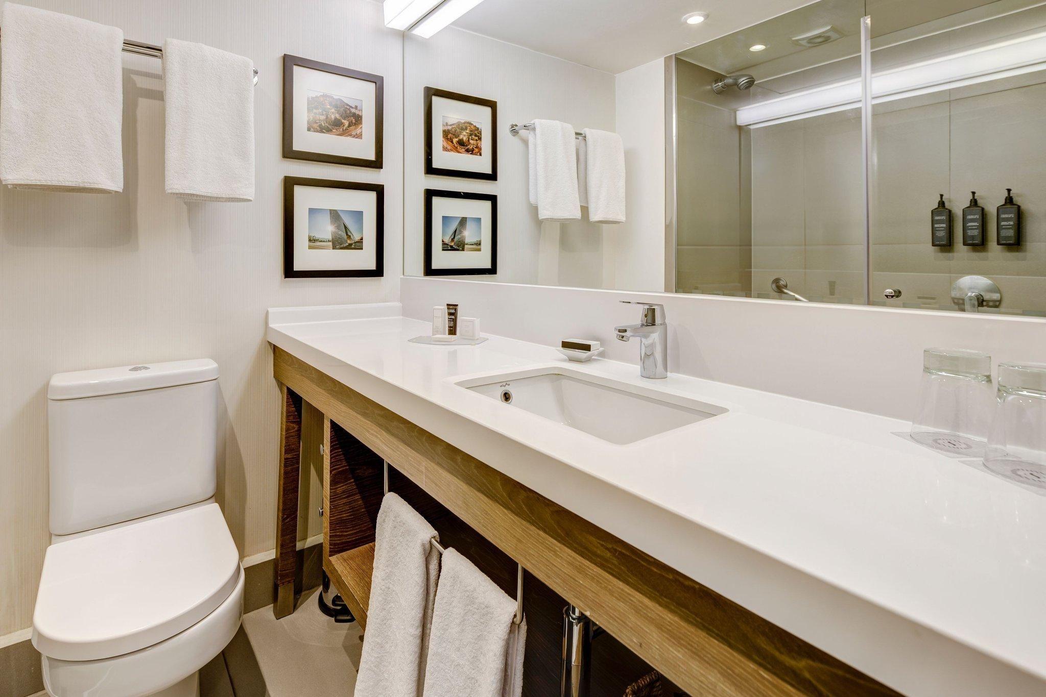 Classic Room, Guest room, 1 King, City Side view