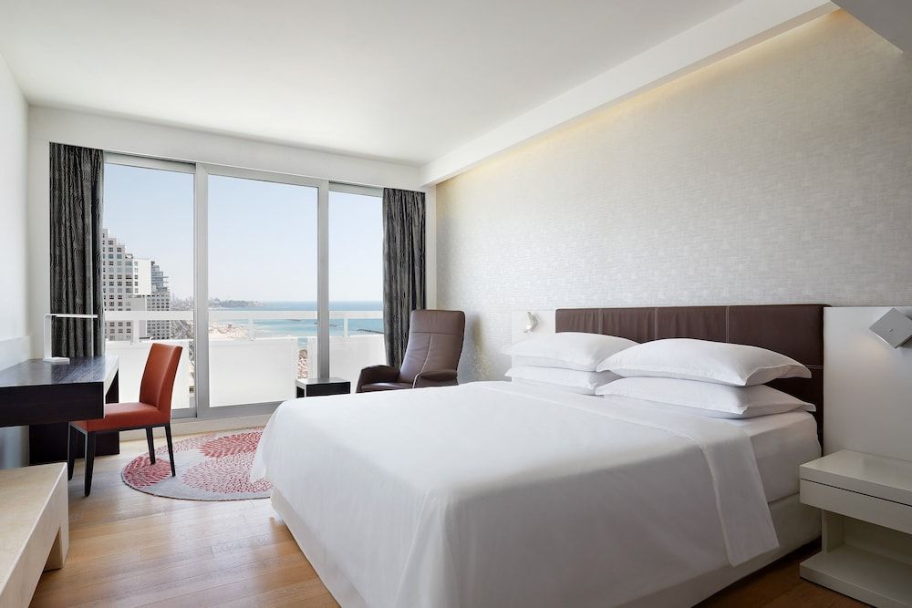 Premium Room, 1 Queen Bed, Non Smoking (View)