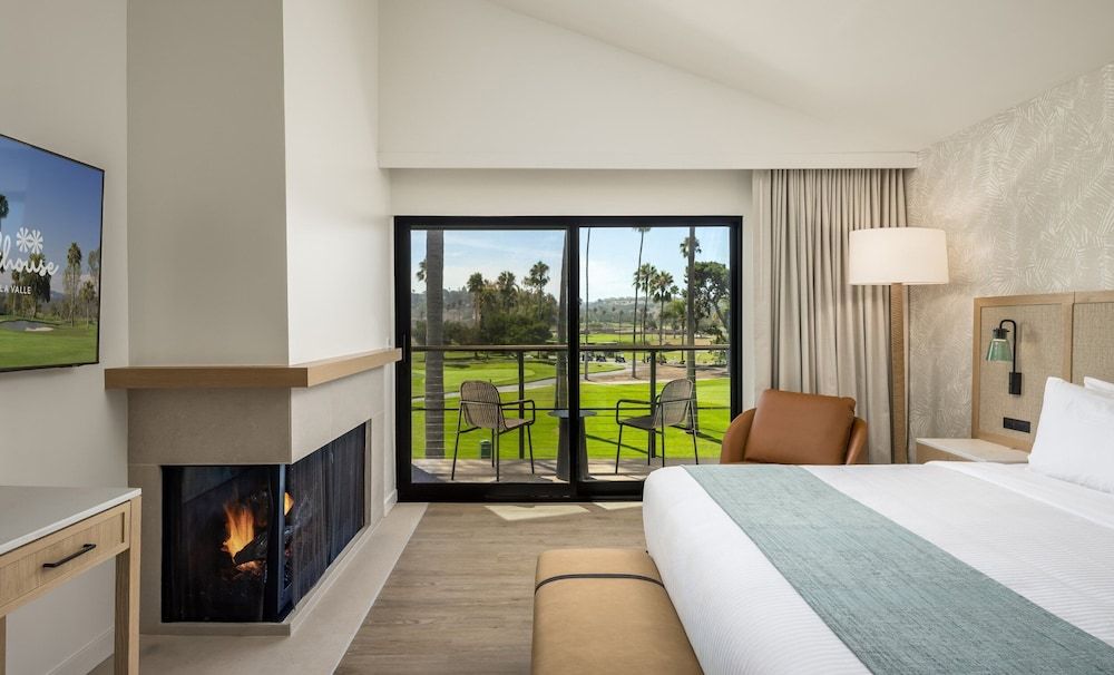 Suite, 1 King Bed, Golf View (w/Fireplace)