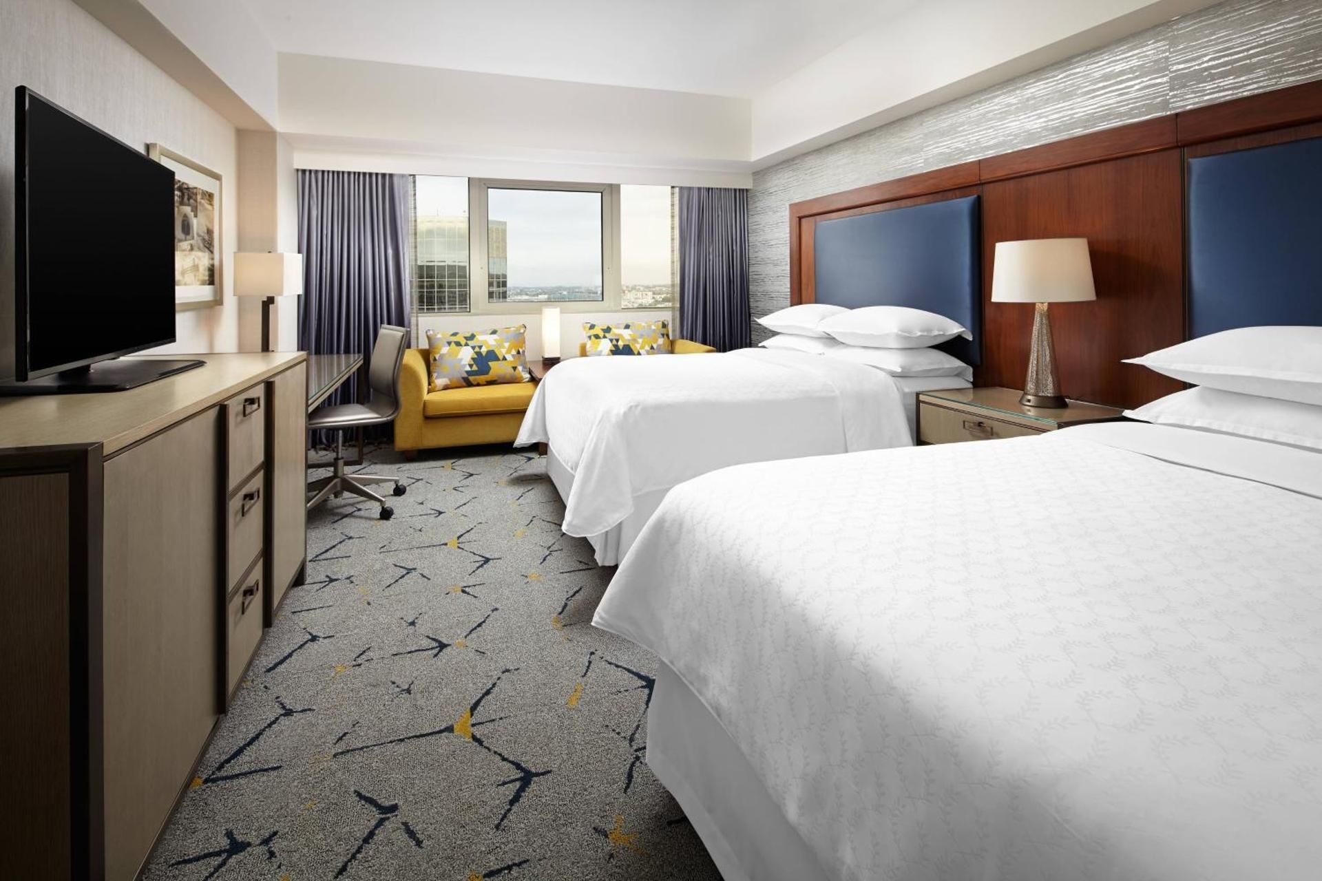 Traditional Queen Room with Tub - Mobility/Hearing Accessible