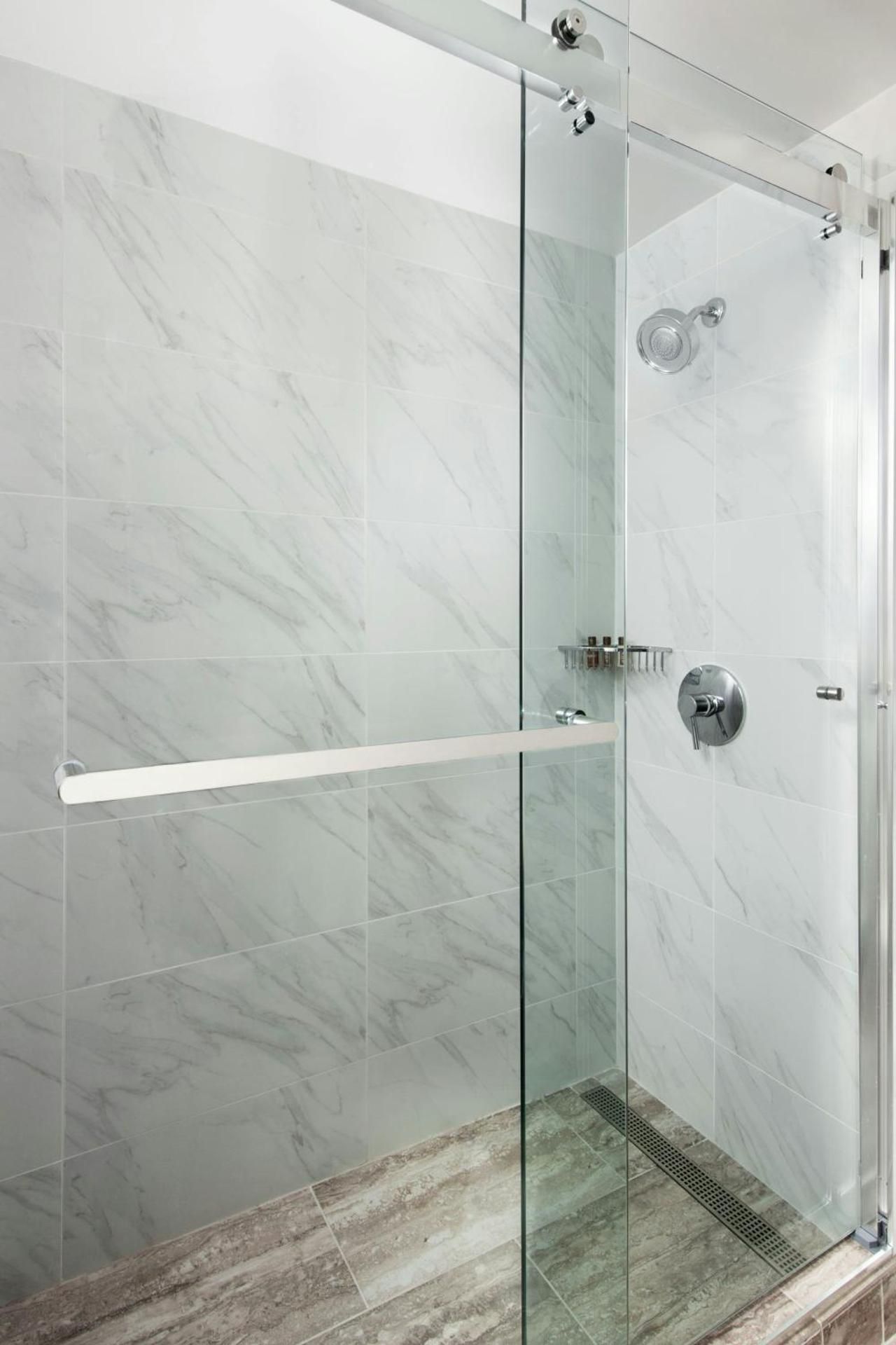 Deluxe King Room with Adapted Tub - Mobility Accessible