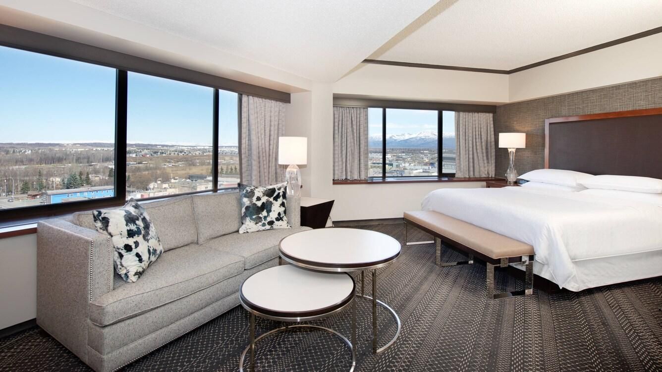 Club level, Junior Suite, 1 King, Sofa bed