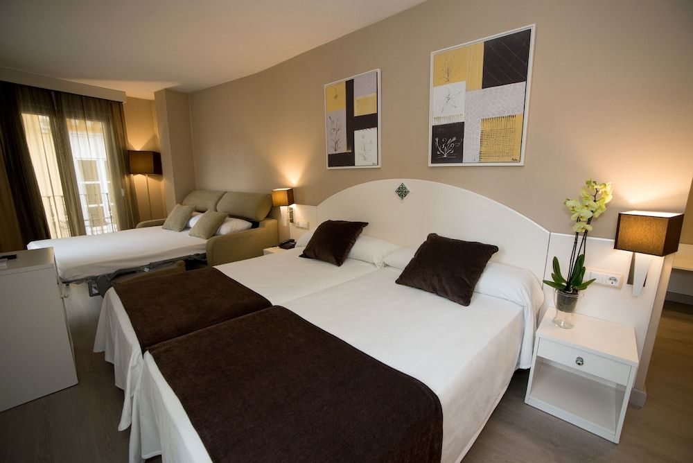 Sercotel Torico Plaza Quadruple Room (2 adults and 2 children) 2