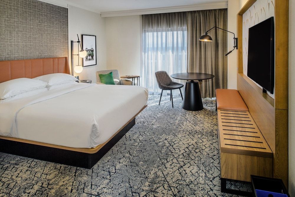 Room, 1 King Bed (Mobility Accessible, Tub)