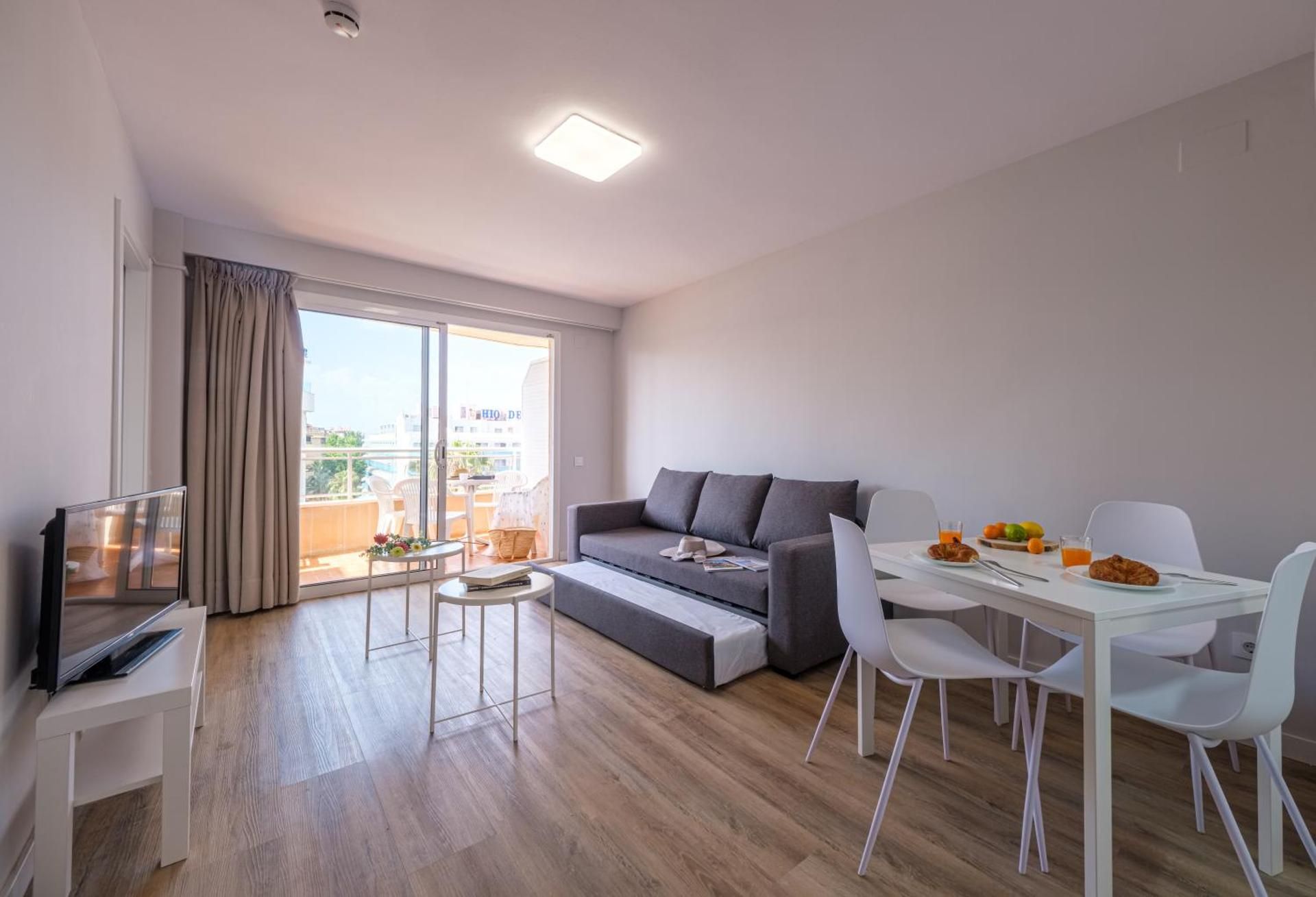 One-Bedroom Superior Apartment with Terrace (3 adults)
