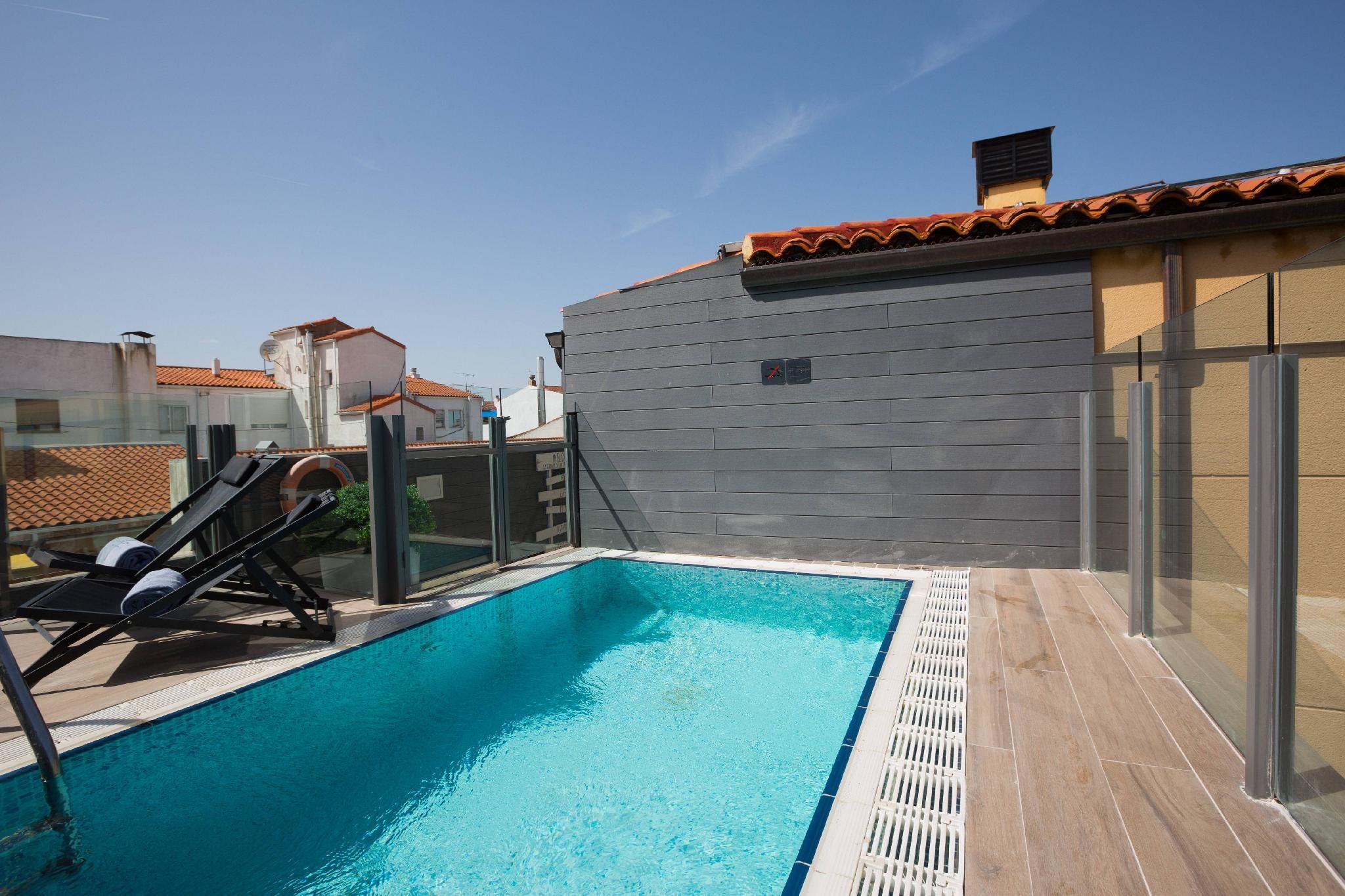 swimming pool [outdoor]