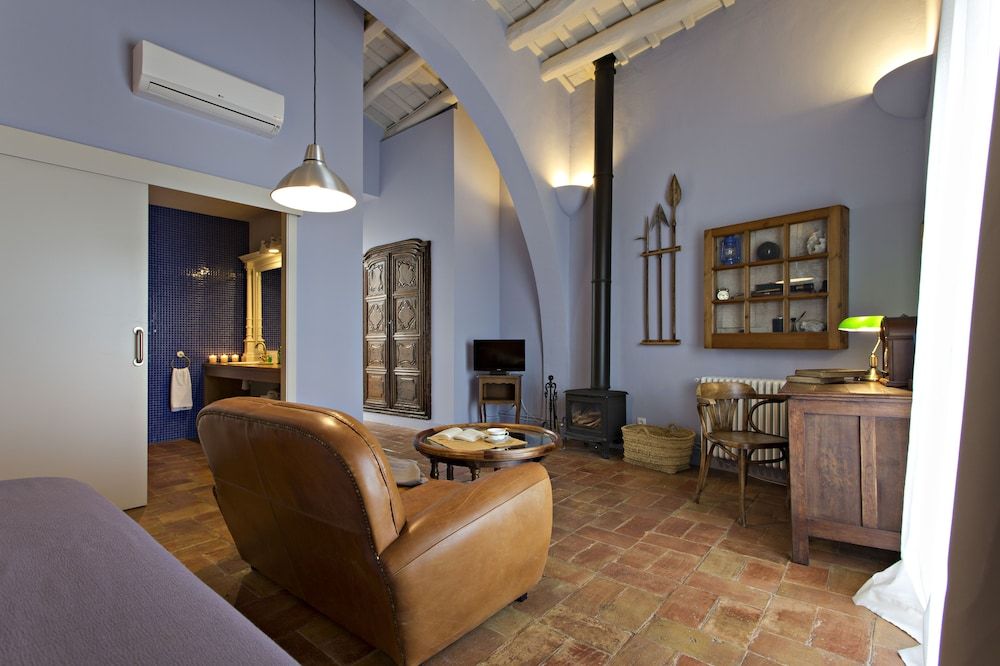 Encís d Empordà Standard Suite, Fireplace 5