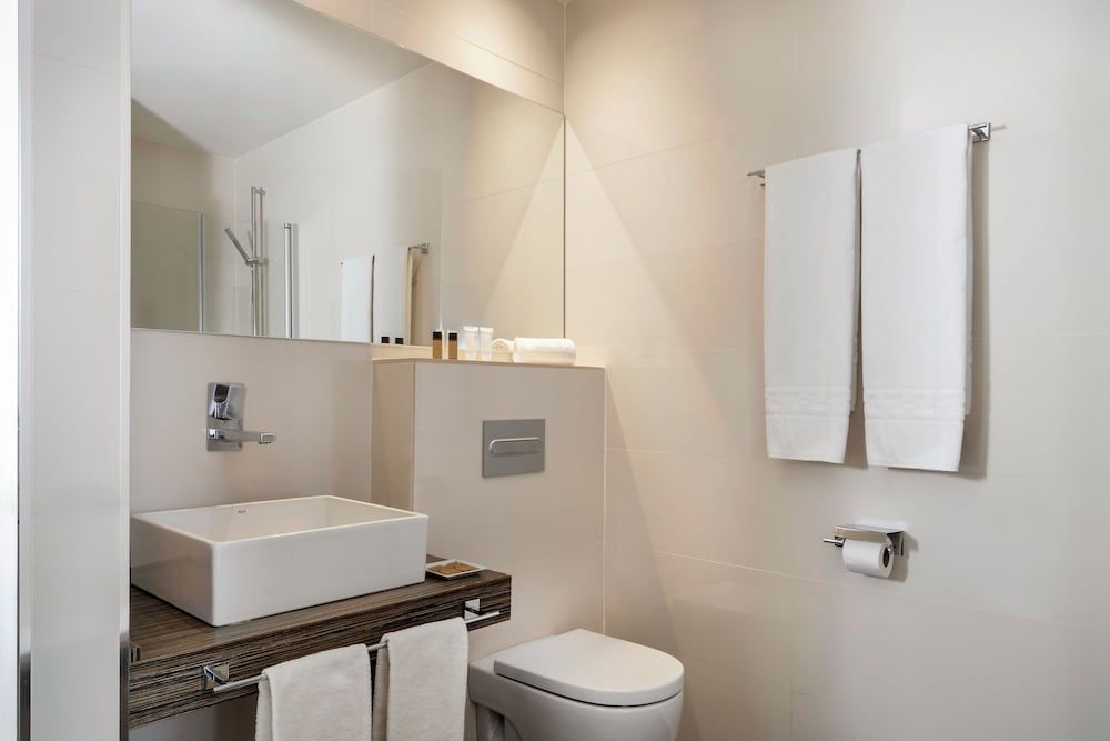 Aerotel Madrid Airport - Terminal 4 Deluxe Twin Room 4