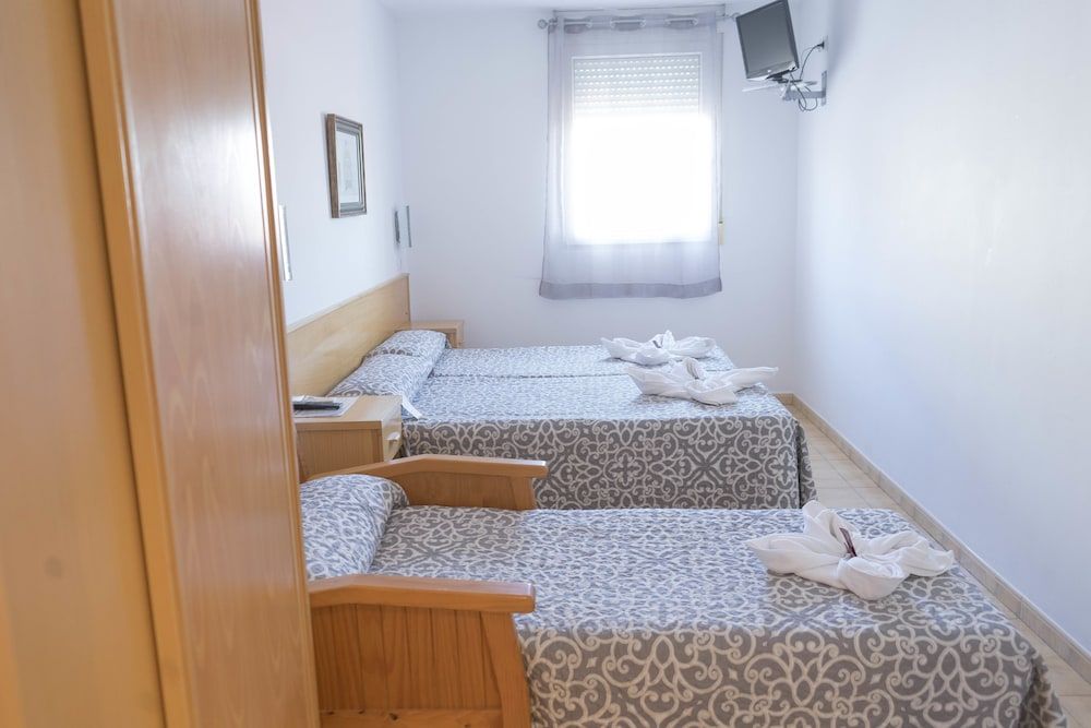 Hostal Goyesco Plaza Triple Room 2