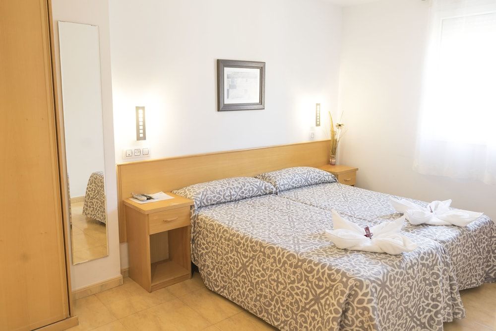 Hostal Goyesco Plaza Double or Twin Room 3