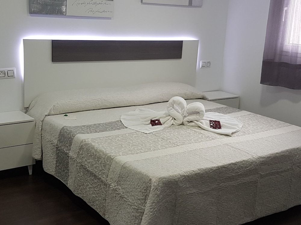 Hostal Goyesco Plaza Double or Twin Room 7