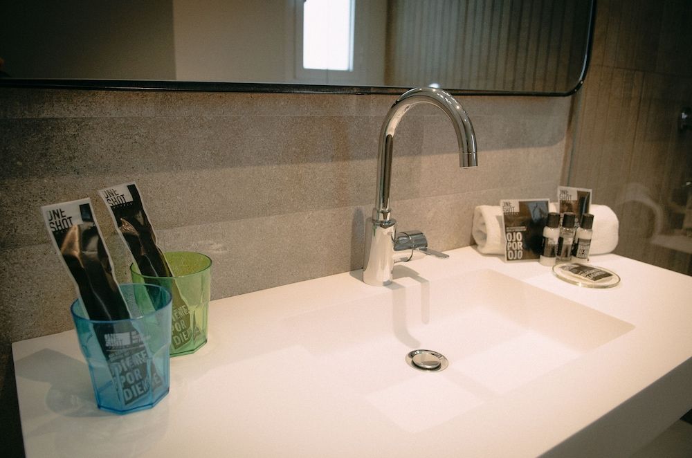 One Shot Colón Standard Room, Courtyard View 9