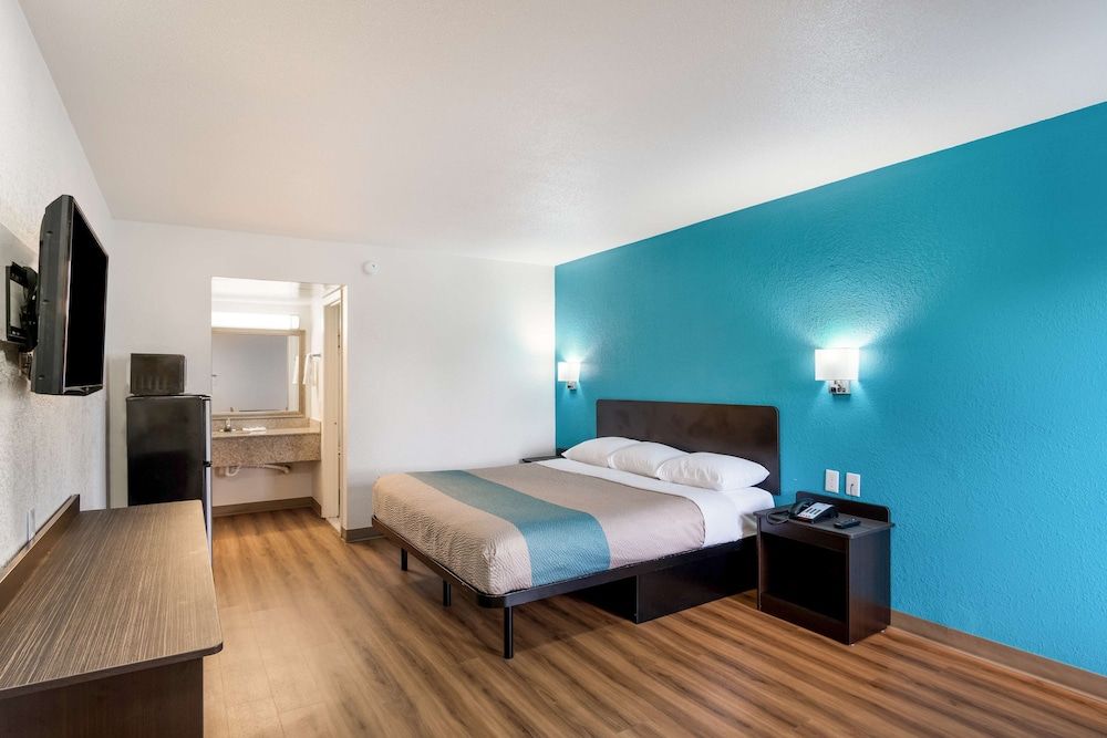Deluxe Double Room, 1 King Bed, Non Smoking, Refrigerator & Microwave
