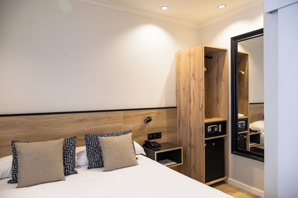 Hotel Adonis Capital Exterior double room, window 2