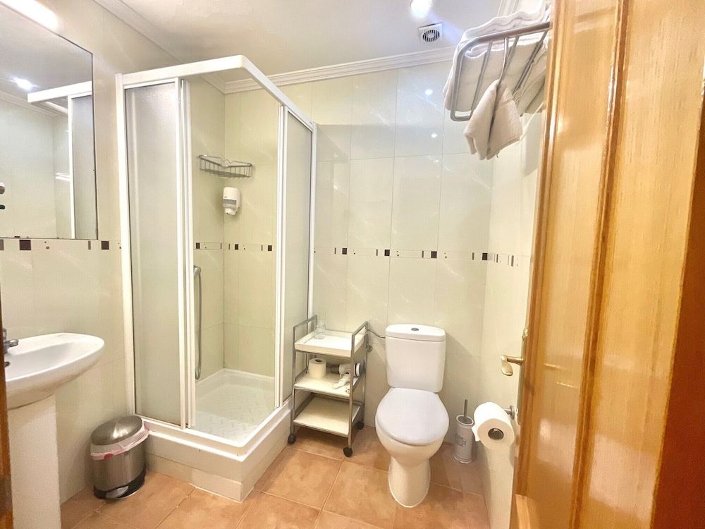 Luz Madrid Rooms Family Triple Room, Private Bathroom 3