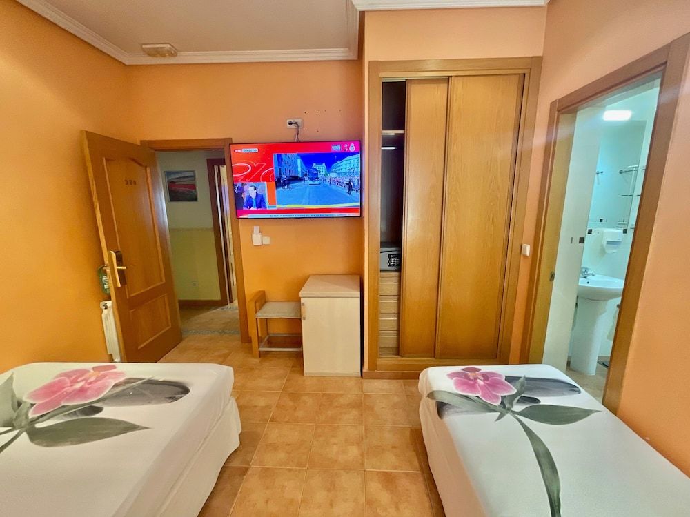 Luz Madrid Rooms Family Triple Room, Private Bathroom 4