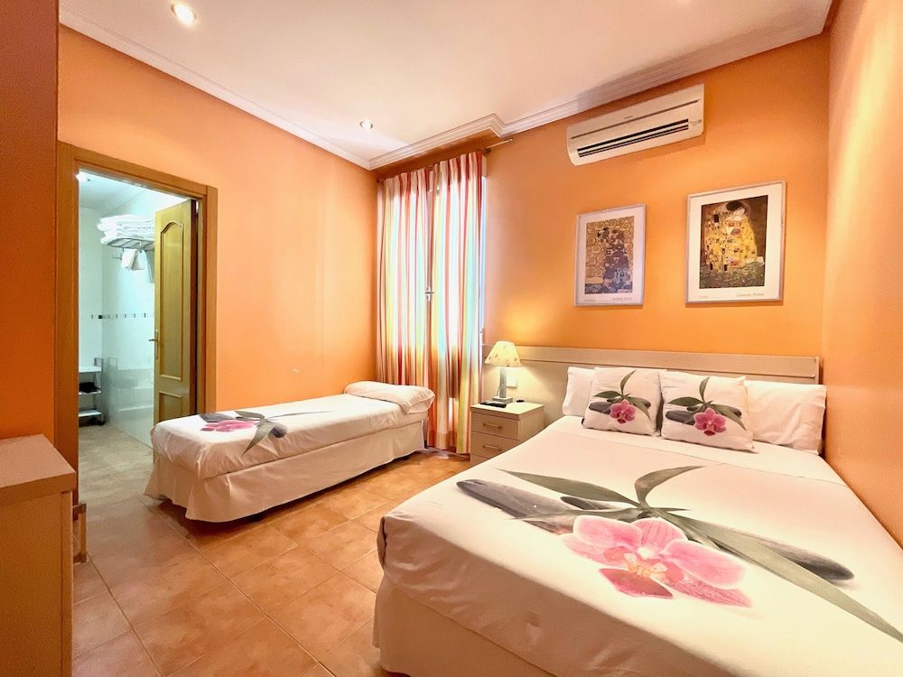 Luz Madrid Rooms Family Triple Room, Private Bathroom