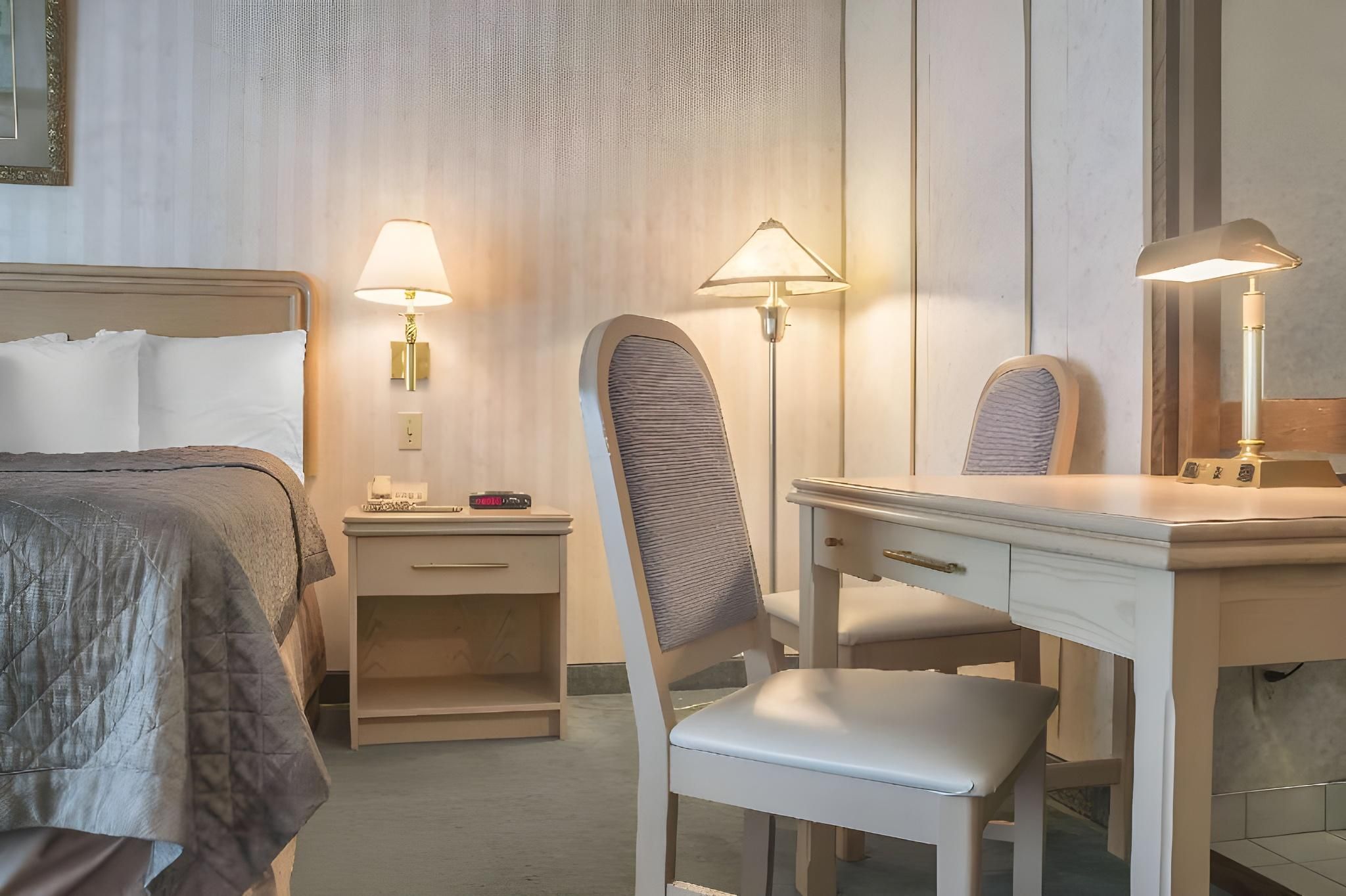 1 King Bed, Nonsmoking